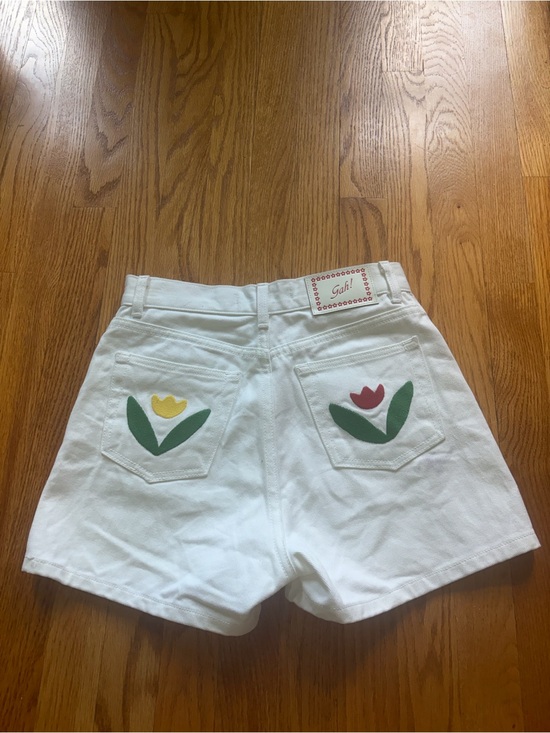 Lisa Says Gah Pants - Lisa Says Gah White Denim Shorts with Tulip Pocket Appliqués